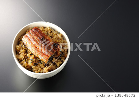 ミニ鰻丼を黒背景で単品撮影 ミニ鰻丼を黒背景で単品撮影 139549572