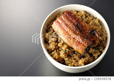 ミニ鰻丼を黒背景で単品撮影 139549576