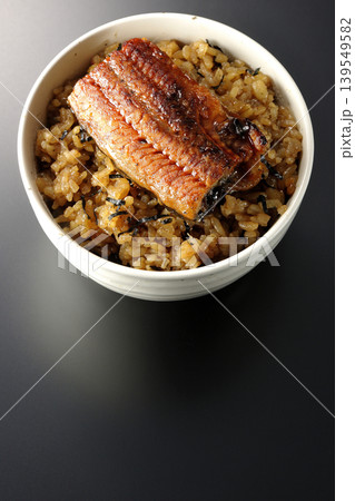 ミニ鰻丼を黒背景で単品撮影 ミニ鰻丼を黒背景で単品撮影 139549582