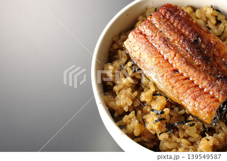 ミニ鰻丼を黒背景で単品撮影 139549587