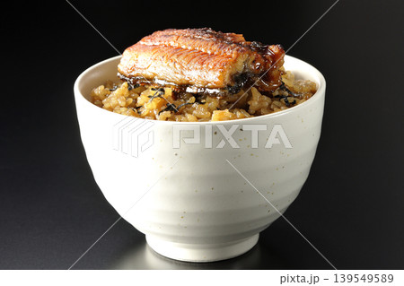 ミニ鰻丼を黒背景で単品撮影 ミニ鰻丼を黒背景で単品撮影 139549589