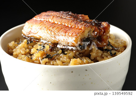 ミニ鰻丼を黒背景で単品撮影 139549592