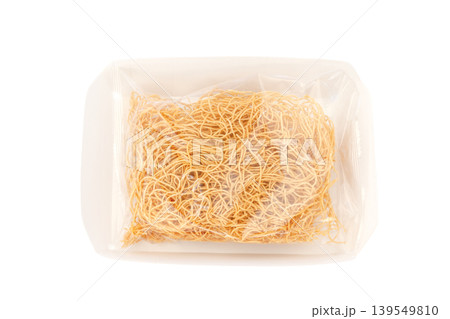 冷凍の皿うどんの麺【白背景・切り抜き】 冷凍の皿うどんの麺【白背景・切り抜き】 139549810