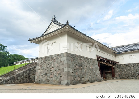 山形城跡に堂々とそびえる復元された二ノ丸東大手門(山形県山形市) 山形城跡に堂々とそびえる復元された二ノ丸東大手門(山形県山形市) 139549866