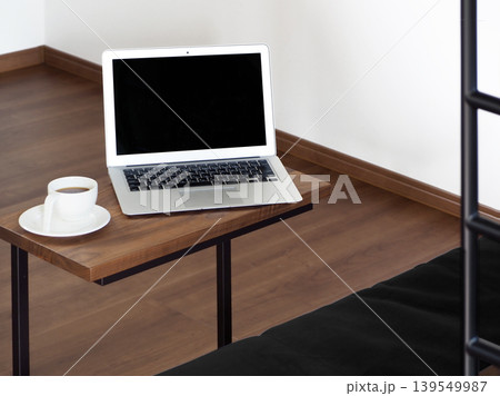 リビングでノートPC作業をする在宅ワークイメージ 139549987