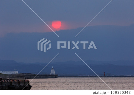 アスパム灯台と夕焼け（青森県青森市） 139550348