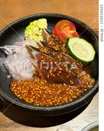 ゴマダレをトッピングしたカツオのたたき ゴマダレをトッピングしたカツオのたたき 139550425