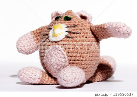 Knitted white cat on a white background 139550537
