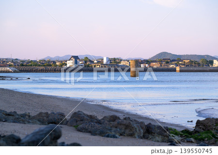 黄昏時に包まれる静かな海岸風景 黄昏時に包まれる静かな海岸風景 139550745