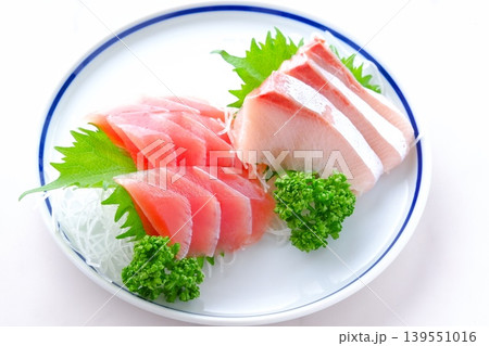 刺身 - 新鮮なお刺身の二種盛り(まぐろ、ハマチ) 刺身 - 新鮮なお刺身の二種盛り(まぐろ、ハマチ) 139551016