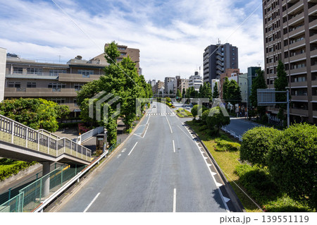 東京・白山通りの広い道路とマンション街の風景 139551119