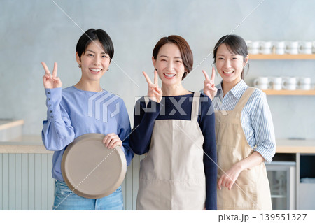 カフェで働く女性 カフェで働く女性 139551327