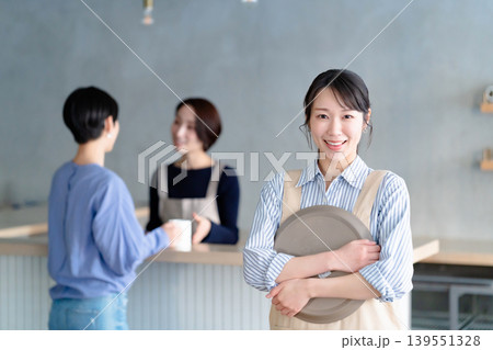 カフェで働く女性 カフェで働く女性 139551328