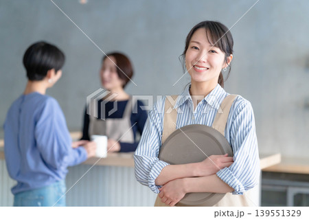 カフェで働く女性 カフェで働く女性 139551329