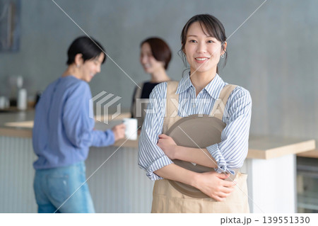 カフェで働く女性 カフェで働く女性 139551330