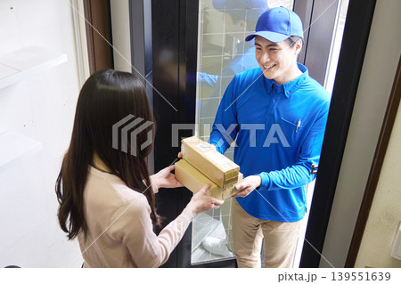 宅配便を受け取る女性 宅配便を受け取る女性 139551639