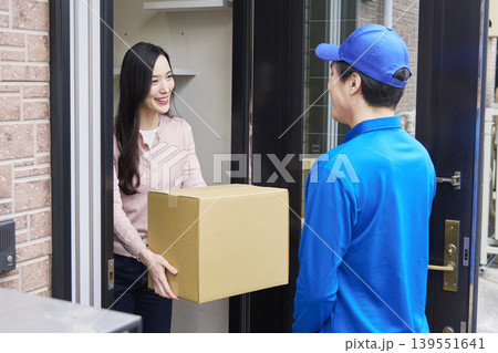 宅配便を受け取る女性 139551641