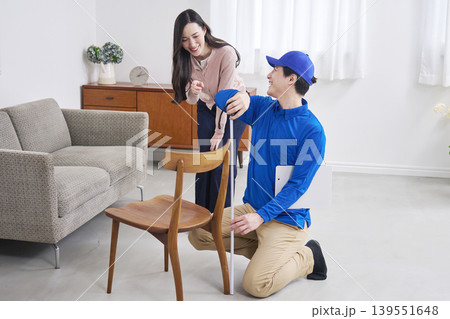 椅子のサイズを測る作業員 139551648