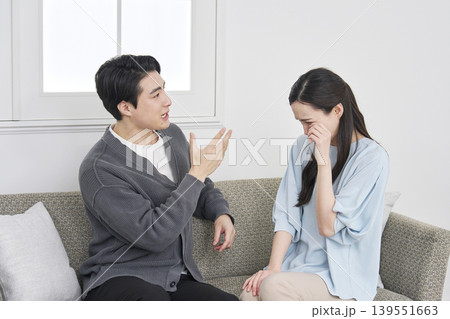 女性にモラハラする男性 139551663