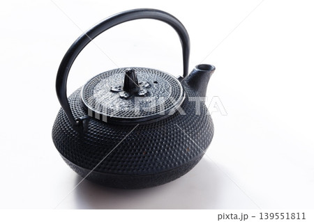 鉄瓶 - 茶道具として考案された日本の伝統的な湯沸かしの鉄瓶 139551811