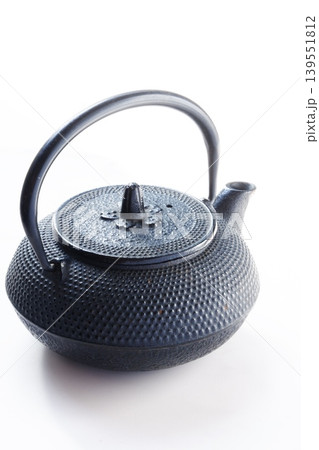 鉄瓶 - 茶道具として考案された日本の伝統的な湯沸かしの鉄瓶 鉄瓶 - 茶道具として考案された日本の伝統的な湯沸かしの鉄瓶 139551812
