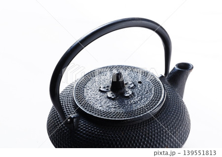 鉄瓶 - 茶道具として考案された日本の伝統的な湯沸かしの鉄瓶 鉄瓶 - 茶道具として考案された日本の伝統的な湯沸かしの鉄瓶 139551813