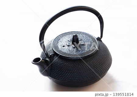 鉄瓶 - 茶道具として考案された日本の伝統的な湯沸かしの鉄瓶 139551814