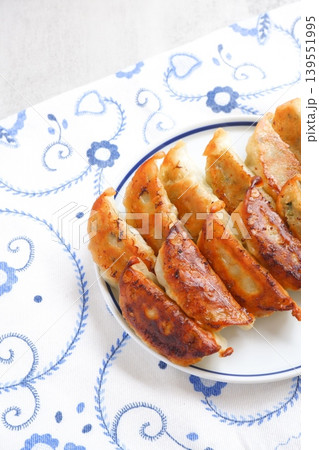 焼き餃子 - 外がパリパリ、中がジューシー、焦げ目がおいしそうな焼きギョウザ 焼き餃子 - 外がパリパリ、中がジューシー、焦げ目がおいしそうな焼きギョウザ 139551995