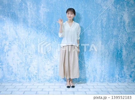 カメラ目線で笑顔の60代女性 カメラ目線で笑顔の60代女性 139552183