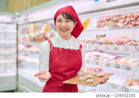 スーパーマーケットの試食コーナーで働く若い女性 スーパーマーケットの試食コーナーで働く若い女性 139552185