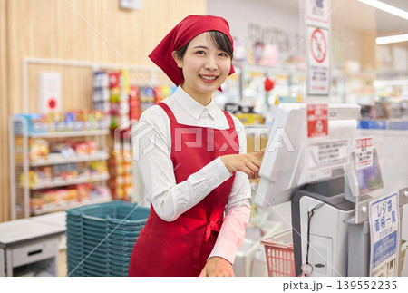 スーパーマーケットのレジで働く若い女性 スーパーマーケットのレジで働く若い女性 139552235