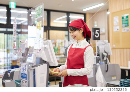 スーパーマーケットのレジで働く若い女性 スーパーマーケットのレジで働く若い女性 139552236