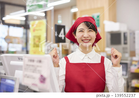 スーパーマーケットのレジで働く若い女性 スーパーマーケットのレジで働く若い女性 139552237