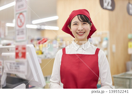 スーパーマーケットのレジで働く若い女性 139552241