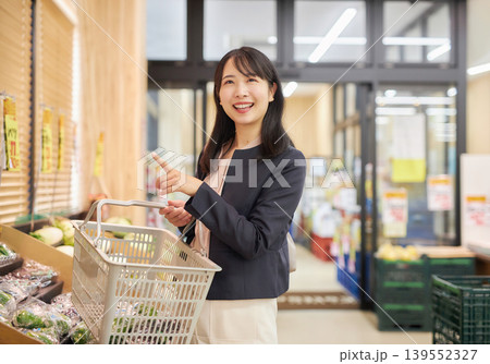 仕事帰りにスーパーマーケットで買い物をする若い女性 139552327