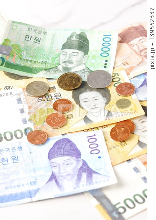 ウォンKRW - 韓国の通貨、ウォンKRW（紙幣と硬貨） 139552337