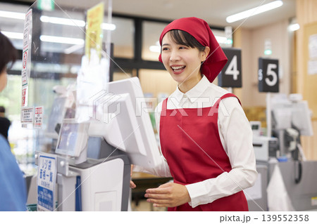 スーパーマーケットのレジで働く若い女性 スーパーマーケットのレジで働く若い女性 139552358