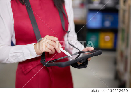 バックヤードでタブレットで商品管理をする若い女性 バックヤードでタブレットで商品管理をする若い女性 139552420