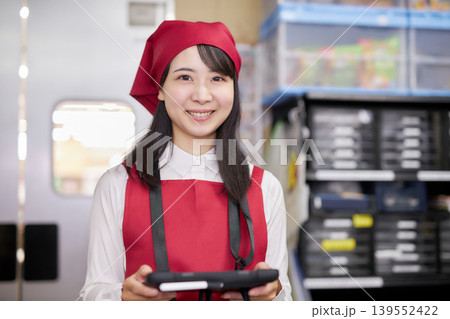 バックヤードでタブレットで商品管理をする若い女性 バックヤードでタブレットで商品管理をする若い女性 139552422