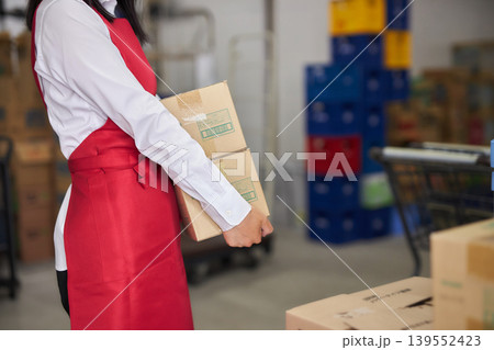バックヤードでタブレットで商品管理をする若い女性 139552423