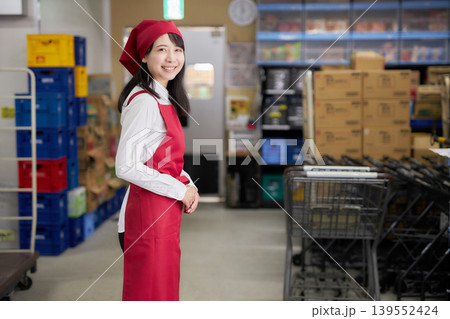 バックヤードでタブレットで商品管理をする若い女性 139552424