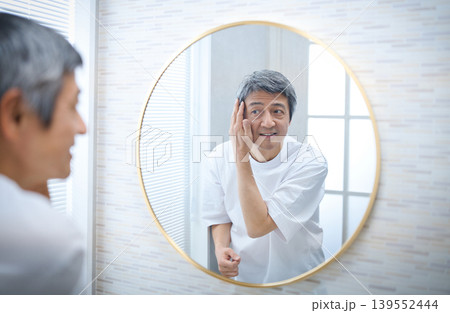 鏡を見て白髪を気にする60代の男性 鏡を見て白髪を気にする60代の男性 139552444