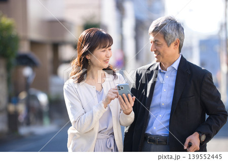 旅行するシニア夫婦 旅行するシニア夫婦 139552445