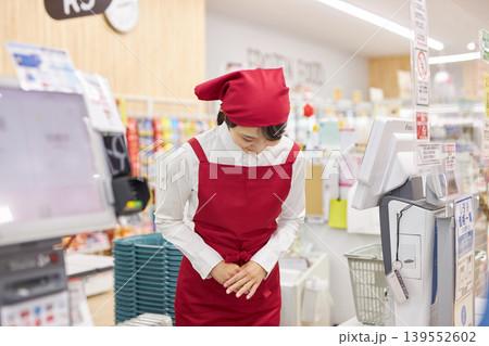 スーパーマーケットのレジで働く若い女性 スーパーマーケットのレジで働く若い女性 139552602