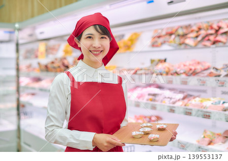 スーパーマーケットの試食コーナーで働く若い女性 139553137