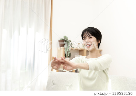 ストレッチをしてリフレッシュする女性 139553150