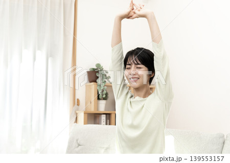 ストレッチをしてリフレッシュする女性 ストレッチをしてリフレッシュする女性 139553157