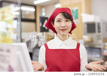 スーパーマーケットのレジで働く若い女性 スーパーマーケットのレジで働く若い女性 139553258