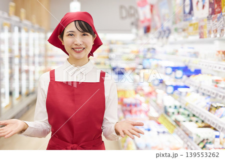 スーパーマーケットで働く若い女性 スーパーマーケットで働く若い女性 139553262