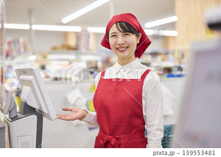 スーパーマーケットのレジで働く若い女性 スーパーマーケットのレジで働く若い女性 139553481